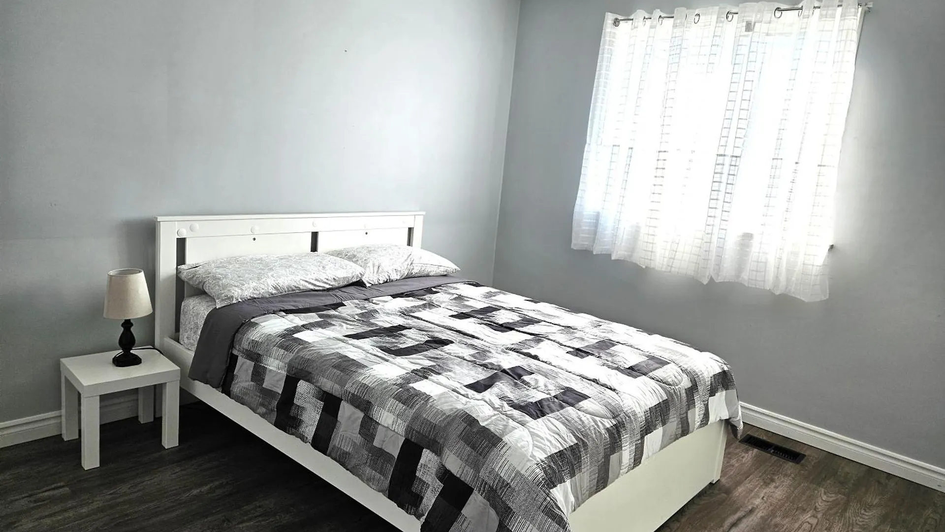 Modern Quiet Home By The Airport Mississauga