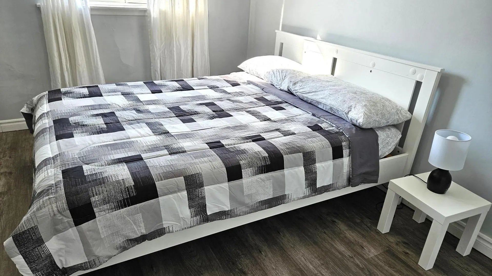 Modern Quiet Home By The Airport Mississauga Homestay