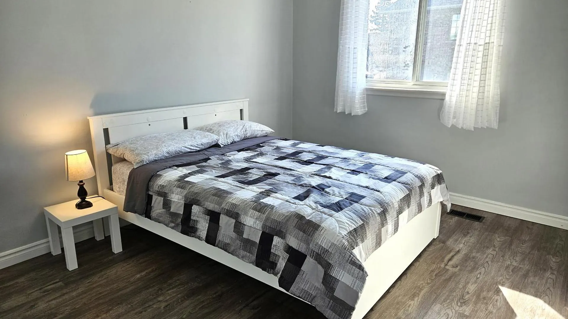 Modern Quiet Home By The Airport Mississauga