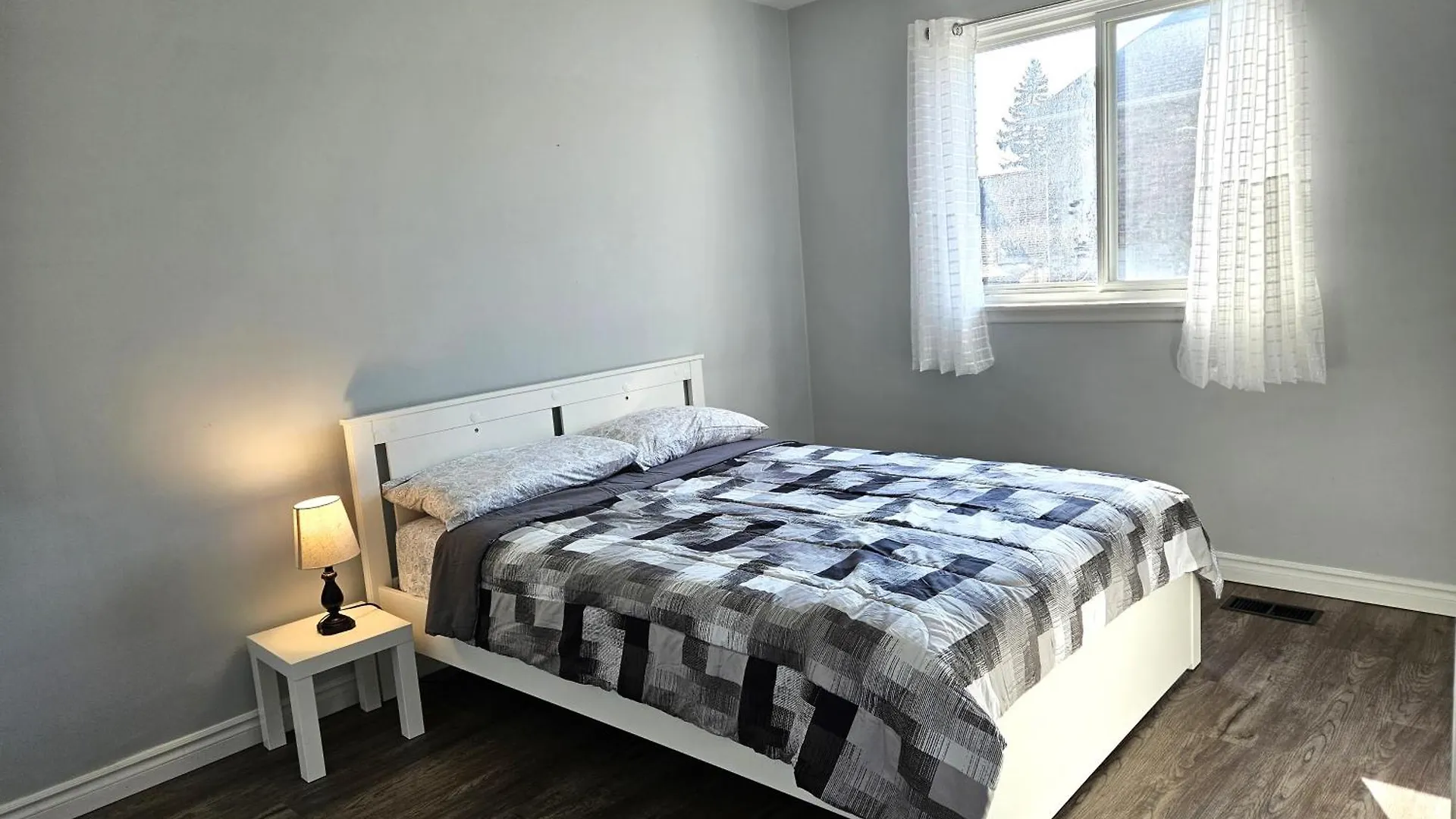 Modern Quiet Home By The Airport Mississauga