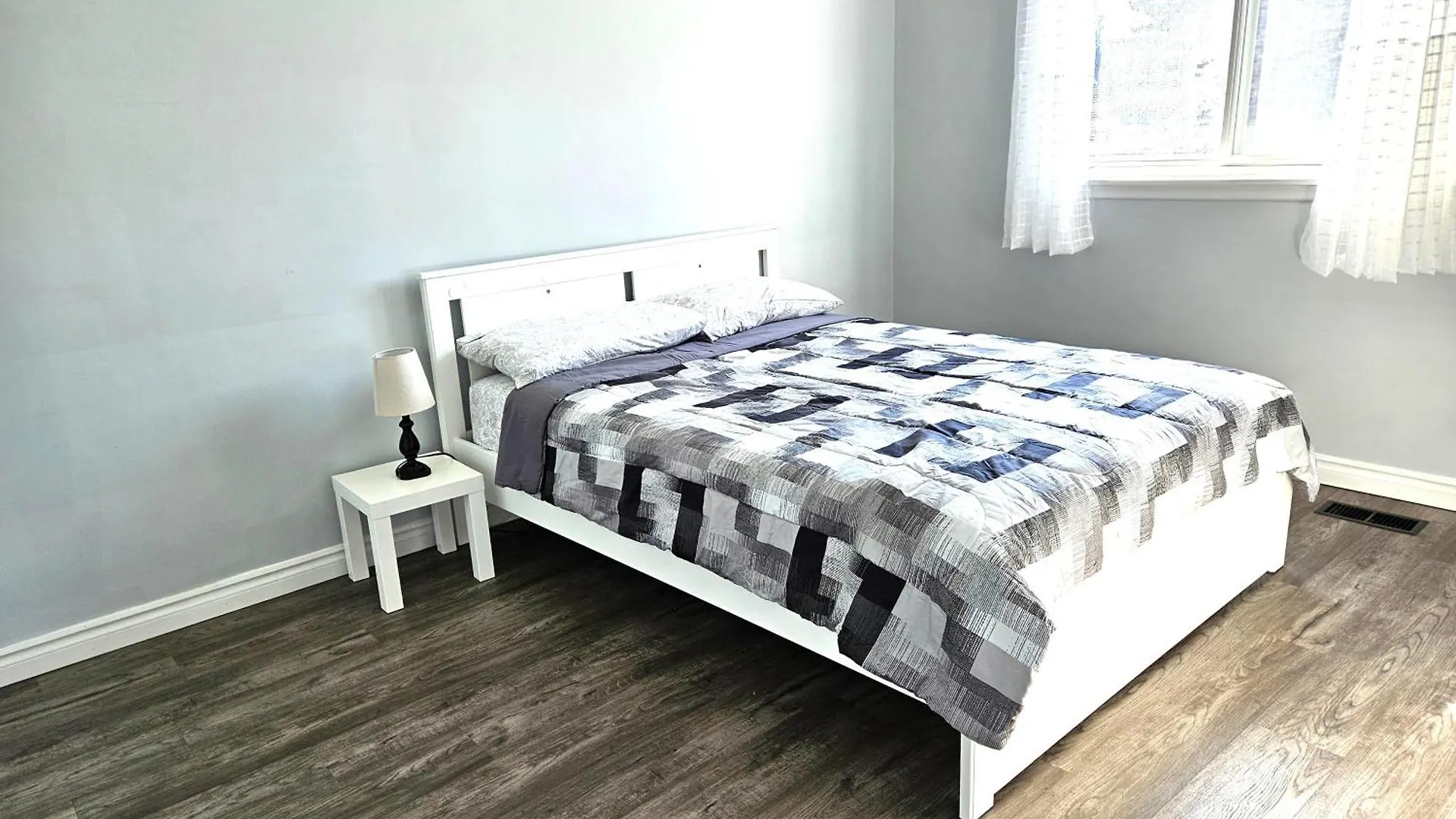 Modern Quiet Home By The Airport Mississauga