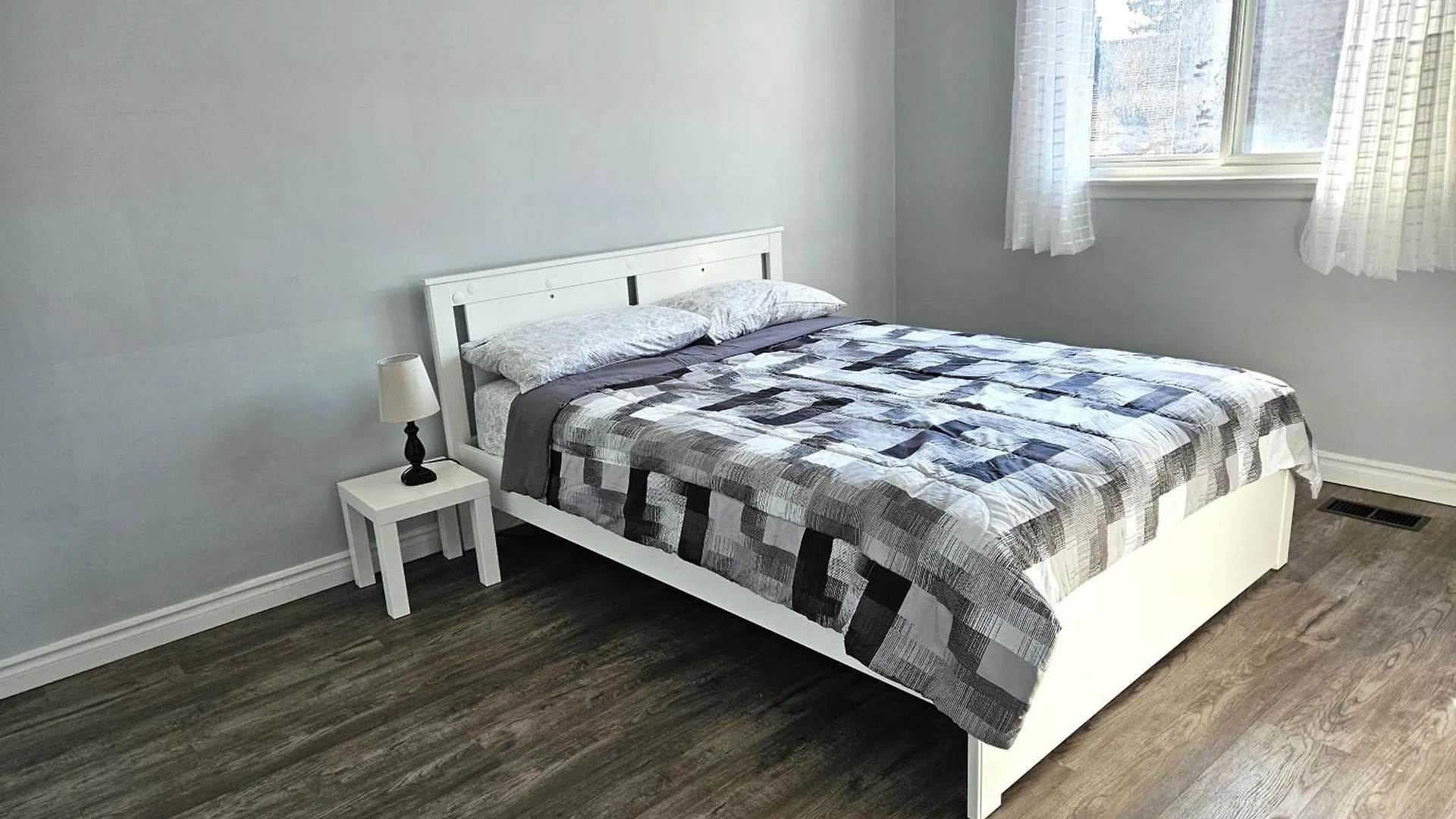 Modern Quiet Home By The Airport Mississauga