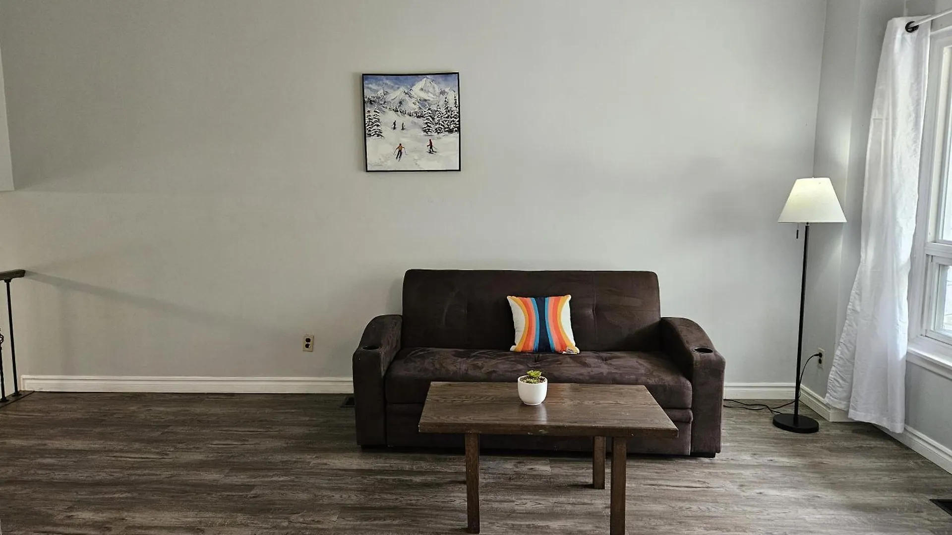 Modern Quiet Home By The Airport Mississauga